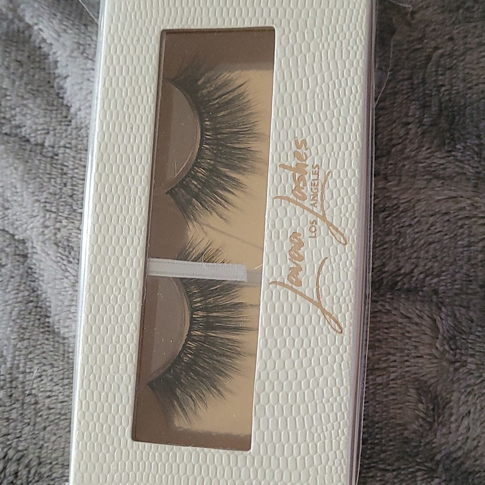 Lavaa faux mink lashes.